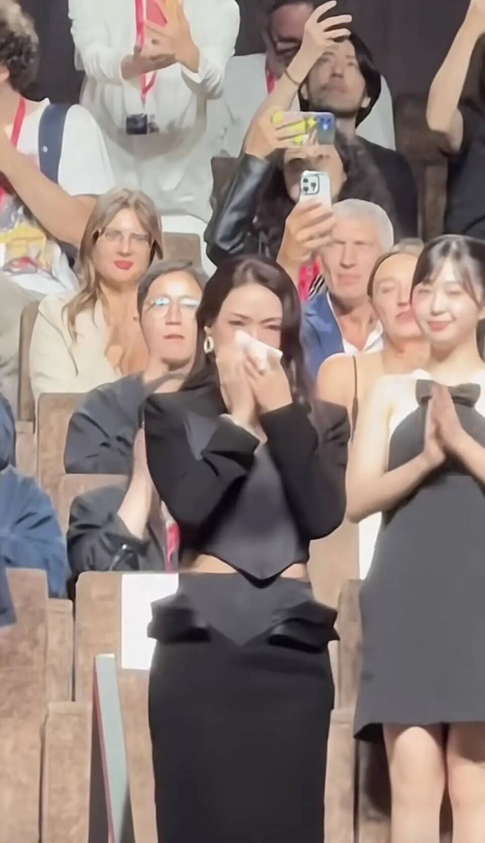 49岁舒淇当场哭了!